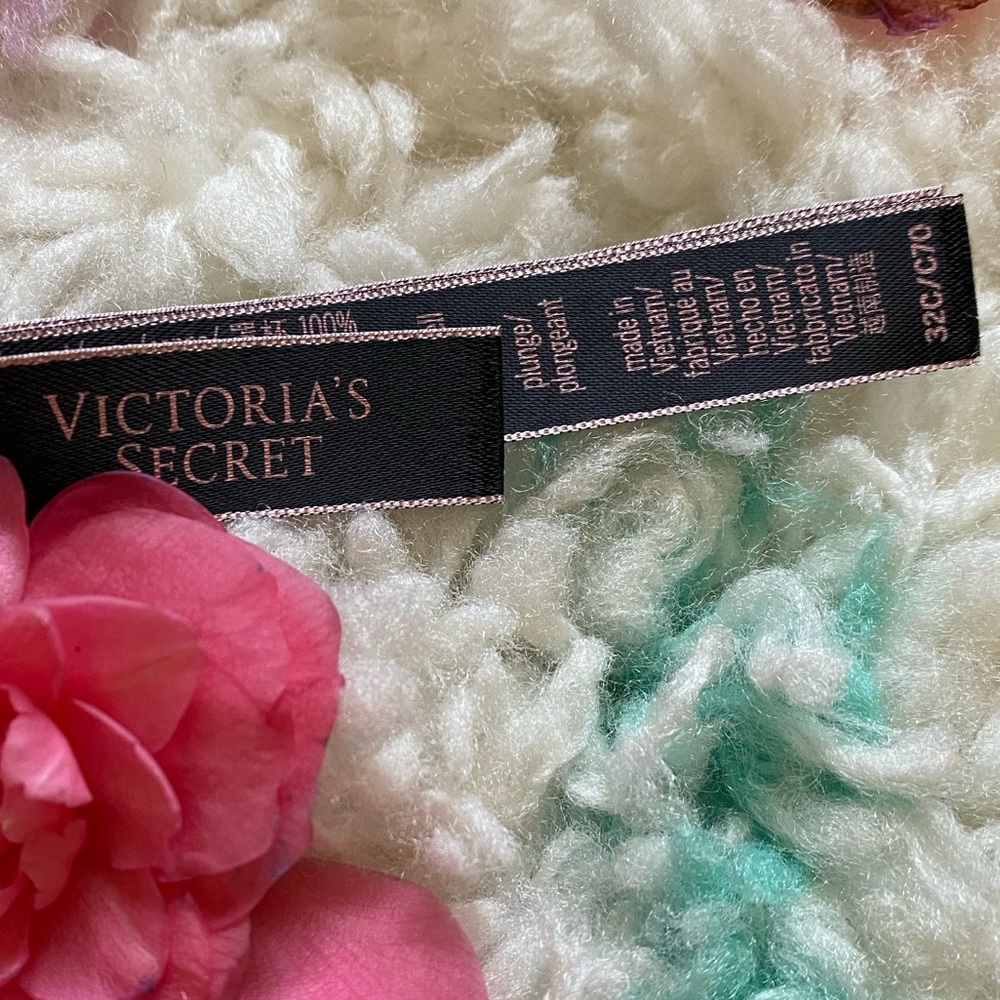 Victoria's Secret Bombshell Plunge Push-up Bra 32C - Picture 2 of 5